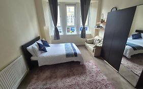 Cosy And Bright 3-Bedroom Flat